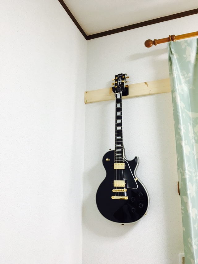 ギターの壁掛けハンガーをＤＩＹで取り付ける方法 - 宮城の家づくり情報局
